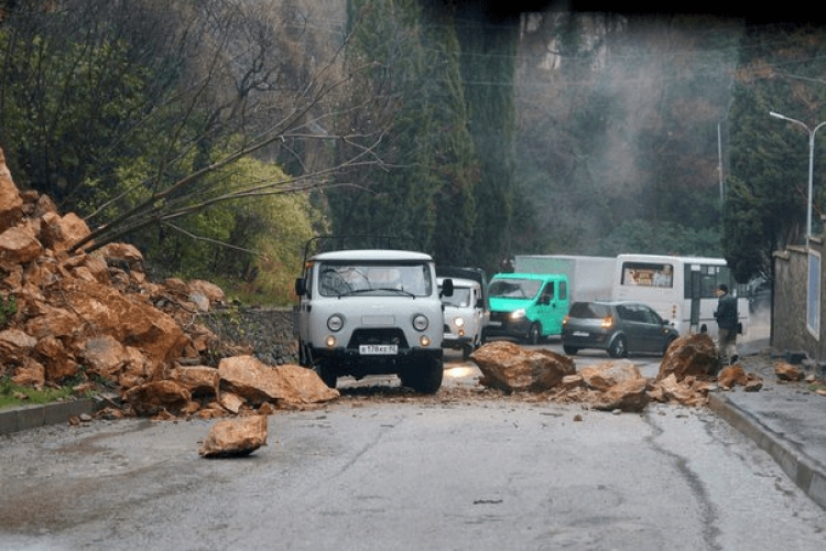 После снегопада уровень воды в реках Крыма поднялся, а под Гурзуфом обрушилась скала