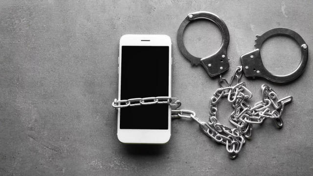 В сортировочном комплексе под Симферополем украли смартфоны