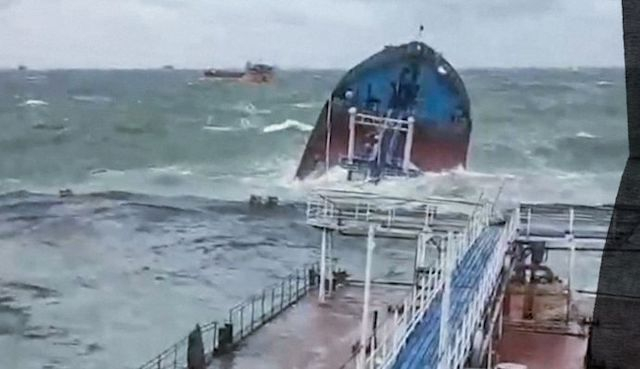 Россияне обещают откачать нефть с одного танкера до конца января