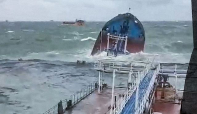 Россияне обещают откачать нефть с одного танкера до конца января