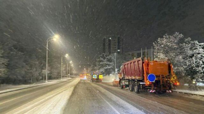 Снег в Крыму - на дороги вышла специальная техника