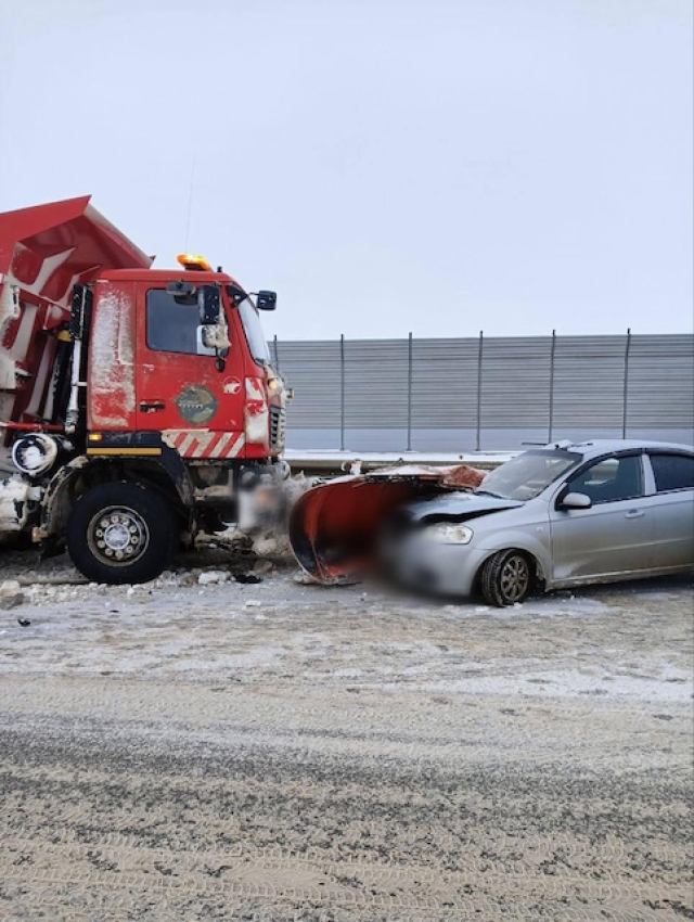 На трассе &laquo;Таврида&raquo; автомобиль столкнулся с дорожной снегоуборочной машиной