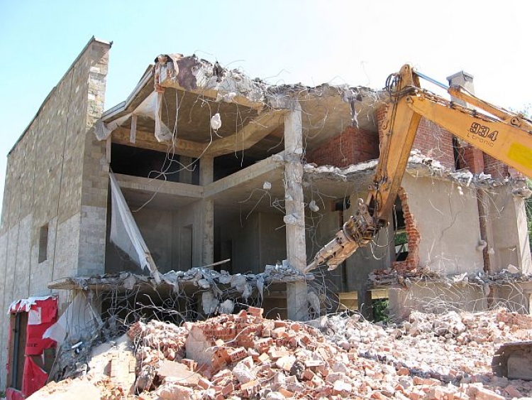 Жительнице Берегового велено снести лишние этажи дома