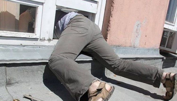 Житель Феодосии ночью ограбил отдыхающего