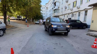 В Севастополе иномарка сбила во дворе 16-летнюю девушку