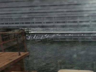 На Крымском мосту в море рухнул железнодорожный пролет (видео)