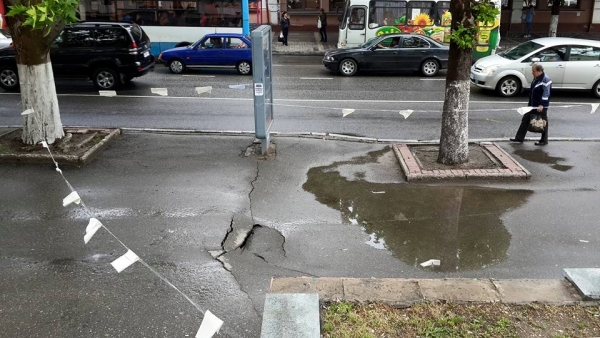 Асфальт у музыкального театра в Симферополе все-таки провалился