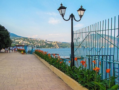 Пьяный водитель повредил набережную имени Терешковой в Евпатории