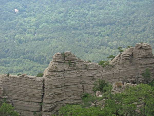 В горах под Ялтой с высоты сорвалась девушка