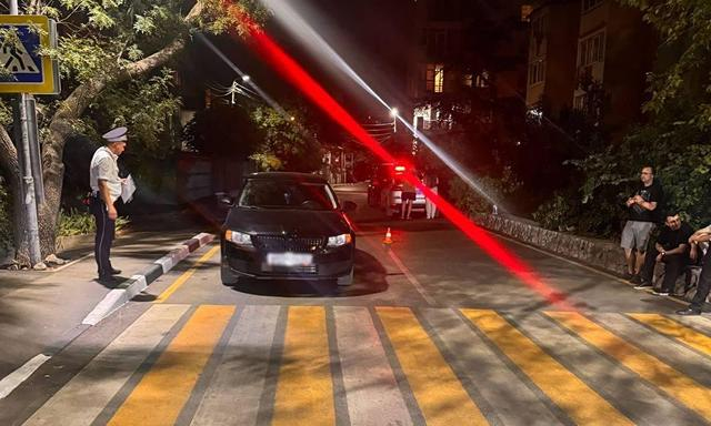 В Ялте под колеса автомобиля попал 7-летний ребенок, ехавший на самокате