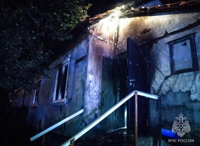 В Севастополе во время пожара в частном доме погибли два человека