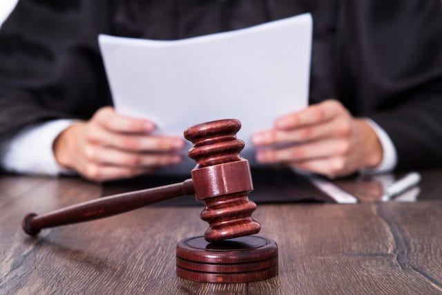 Суд отправил в колонию супругов-мошенников