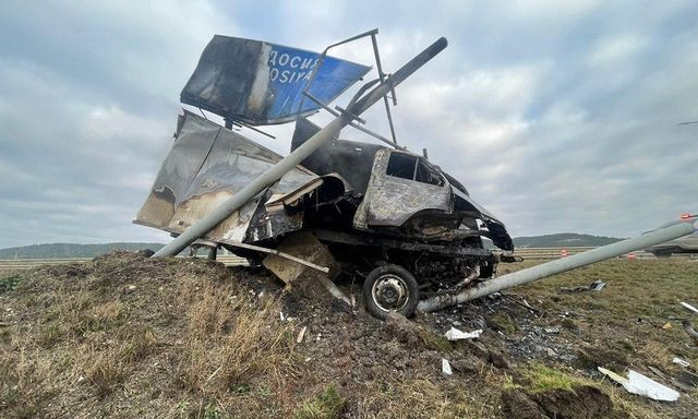 На трассе «Таврида» автомобиль врезался в дорожный знак и сгорел