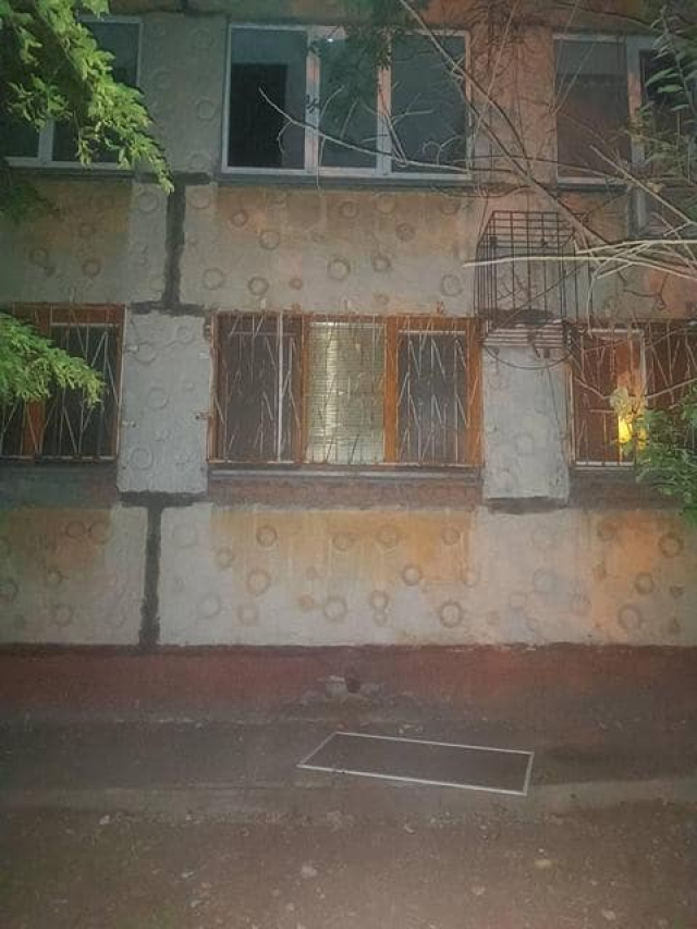 В Керчи 4-летняя девочка выпала из окна квартиры 3-го этажа