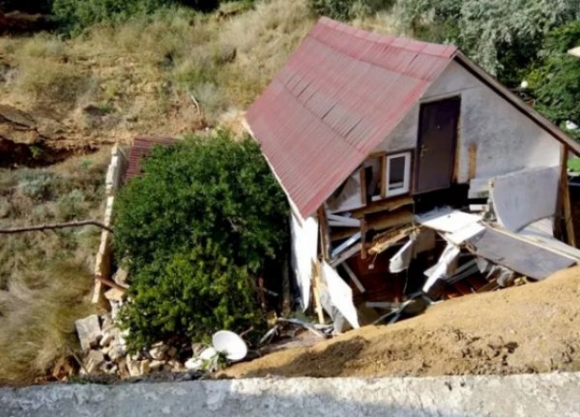 Первый пошел – в Учкуевке обрушился дом, купленный россиянкой 2 года назад (видео)