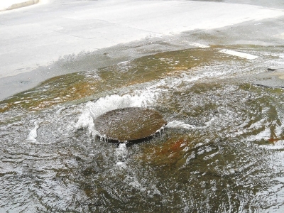 В Коктебеле на набережной прорвало канализацию