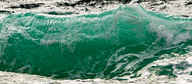 Трое российских военнослужащих вышли на лодке в море и пропали