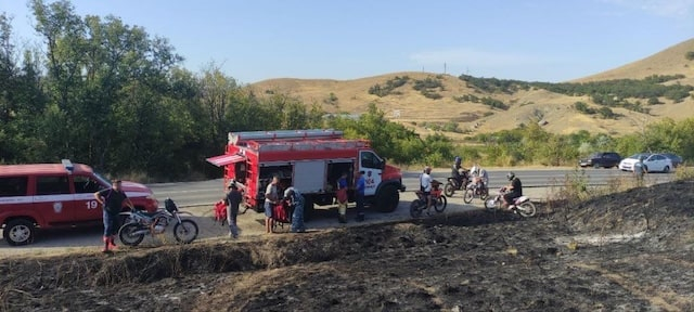 На горе Лягушка за Коктебелем на площади 1,5 гектара горела сухая трава