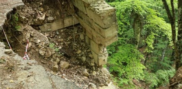 Власти Крыма обвинили местных жителей в разрушении дороги на Ай-Петри