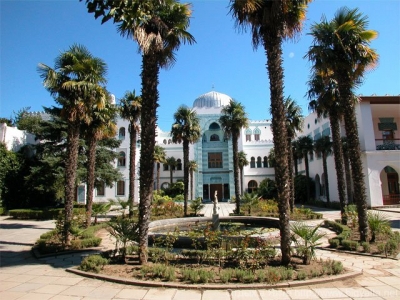 В Крыму за 1,5 млрд рублей проданы три известных санатория