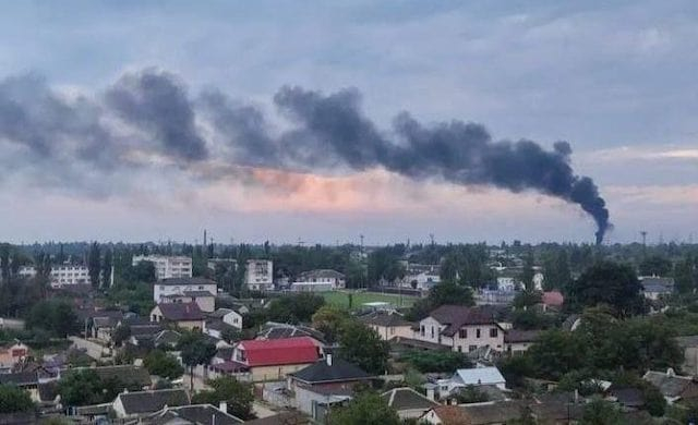 В Джанкое взорваны военные склады - взрываются боеприпасы, горит подстанция
