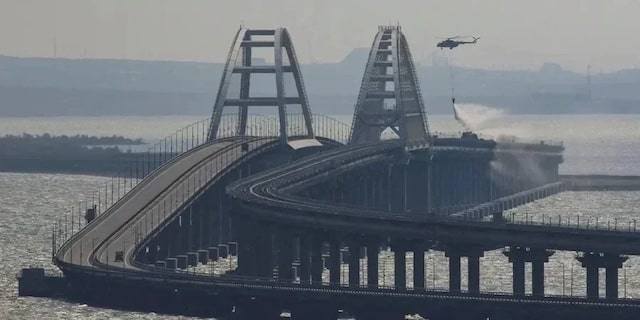 Россияне усиливают охрану Керченского моста и сооружают окопы и блиндажи