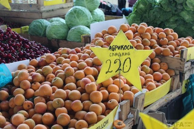 На рынке в Феодосии подешевели сезонные овощи, появились арбузы и дыни