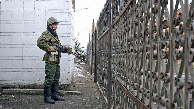В селе Почетное караульный застрелил товарища по службе