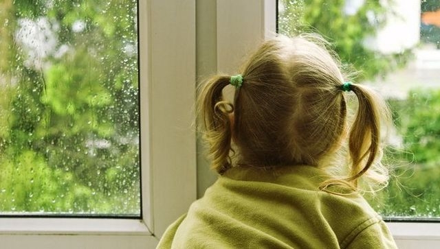 Девочка, выпавшая из окна 5-го этажа, находится в коме