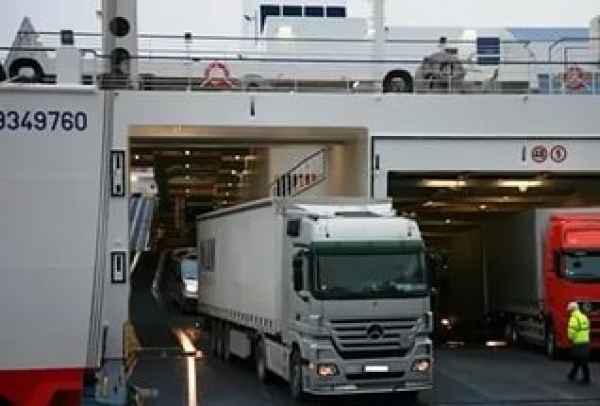 Водители грузовиков на Керченской переправе устроили бунт