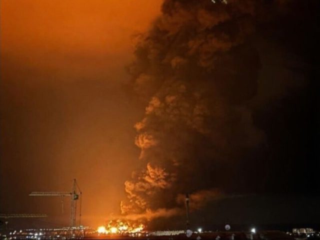 На нефтебазу в Феодосии снова прилетели беспилотники – пожар возобновился