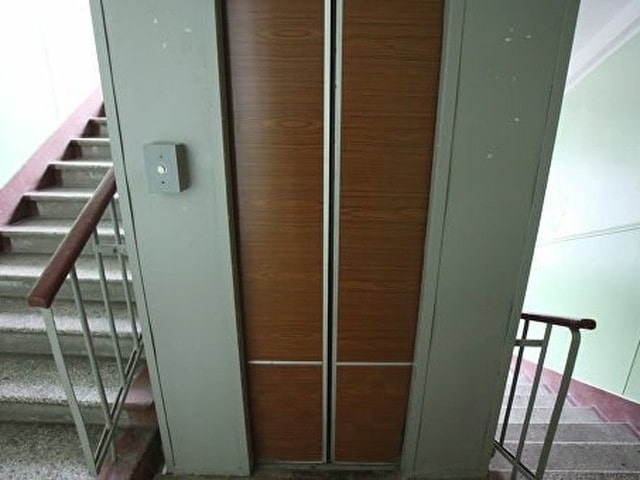 В севастопольской новостройке сорвался лифт с людьми