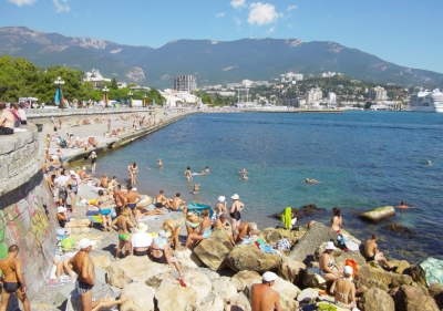 Похоже, что в этом курортном сезоне в пляжном вопросе в Ялте так и не наведут порядок