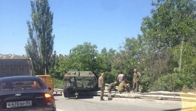 Авария двух российских БТР спровоцировала огромную пробку на трассе (видео)