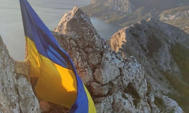Активисты «Желтой ленты» водрузили флаг Украины на скалистом массиве Ильяс-Кая