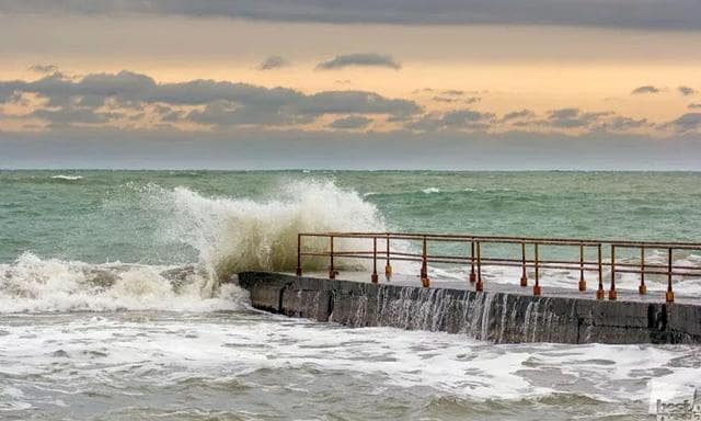 В Алупке очевидцы спасли мужчину, которого волна смыла с пирса в море