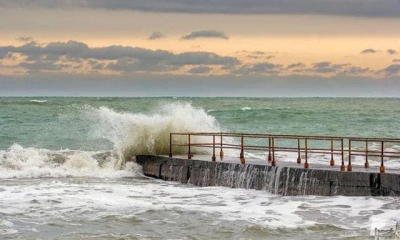 В Алупке очевидцы спасли мужчину, которого волна смыла с пирса в море