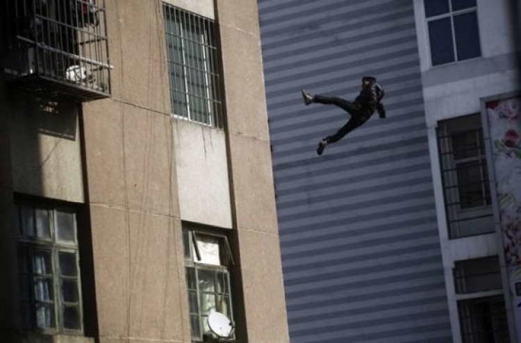 В Севастополе с 13-го этажа выбросился престарелый мужчина