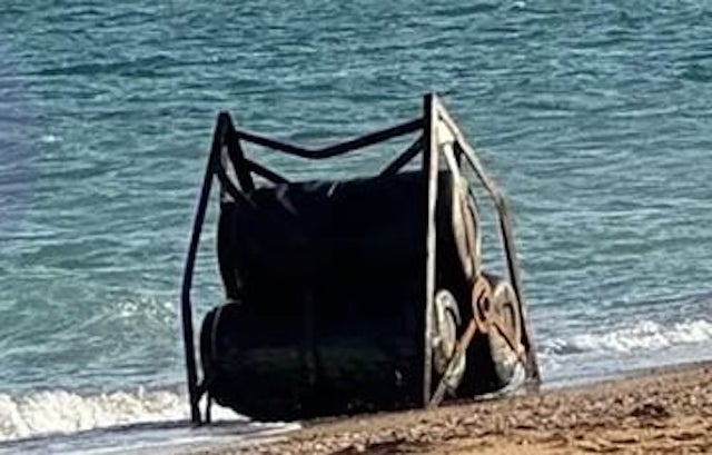 Шторм разбил боновые заграждения у Керченского моста - бочки вынесло на берег