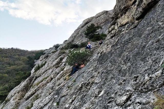 В Феодосии спасли туристов, которые не могли самостоятельно спуститься с горы