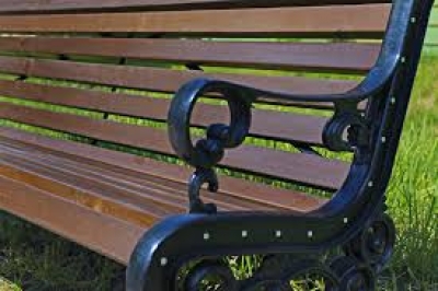 На скамейке у больницы, не дождавшись помощи, умерла женщина (видео)