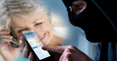 Жительница Крыма позволила мошеннику расплатиться за покупки своей картой