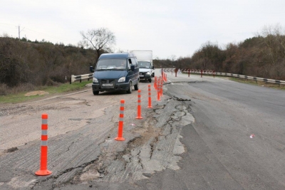 Последствия оползня на Симферопольской трассе намного серьезнее, чем казалось вначале