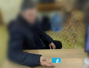 Житель Евпатории воспользовался добротой мужчины и потратил деньги с его карты