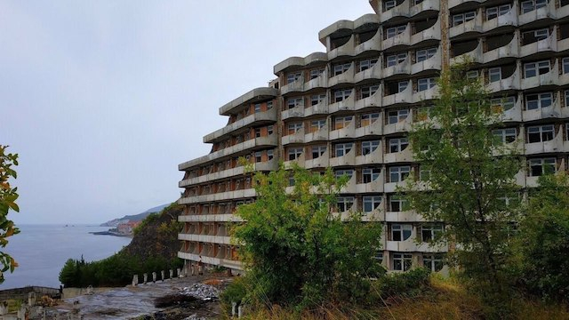 В Крыму выставлен на продажу пансионат «Лазурный берег» в Алуште
