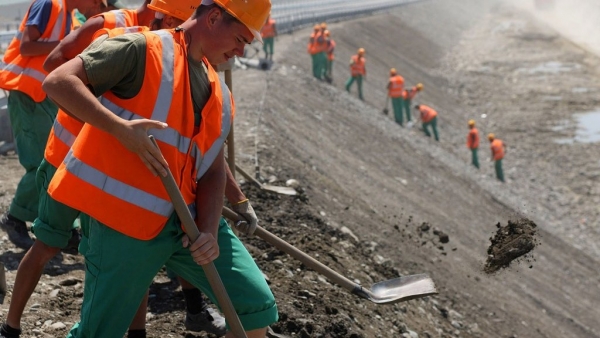 Строительство моста проинспектировал министр, на помощь прислали студентов