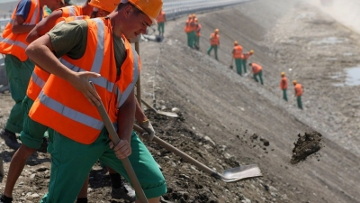 Строительство моста проинспектировал министр, на помощь прислали студентов