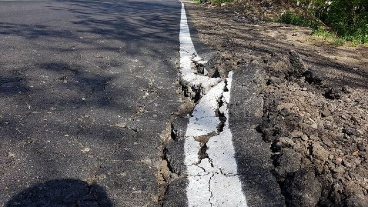 Трещинами покрывается объездная дорога в Поворотном