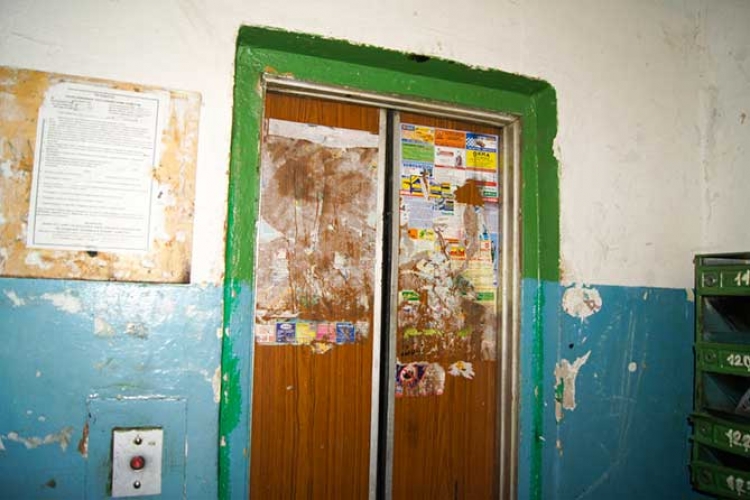 Жителей Алушты попросили не пользоваться лифтами по вечерам