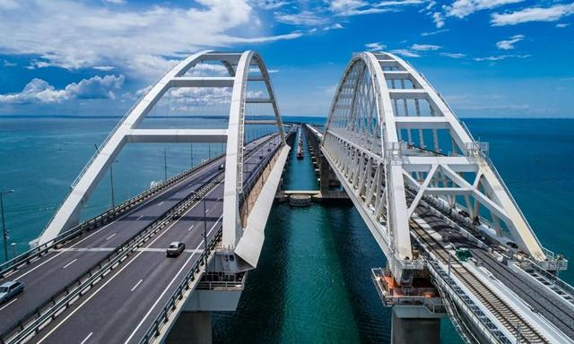 На мосту через Керченский пролив введен запрет на проезд электромобилей